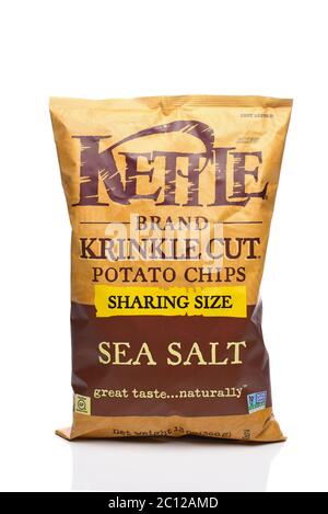 IRVINE, CALIFORNIE - 25 MAI 2020 : un sac de chips de pommes de terre de marque Krinkle Cut Sea Salt. Banque D'Images