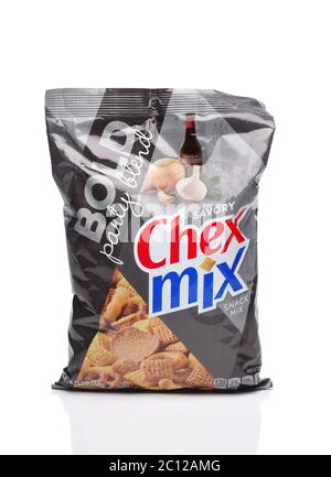 IRVINE, CALIFORNIE - 25 MAI 2020 : un sac de mélange de grignotines Chex Mix Bold Party Blend. Banque D'Images