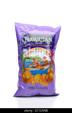 IRVINE, CALIFORNIE - 25 MAI 2020 : un sac de croustilles d'oignon Maui de marque Hawaiian Kettle style. Banque D'Images