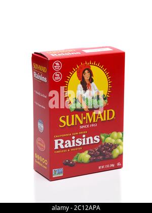 IRVINE, CALIFORNIE - 25 MAI 2020 : boîte de 12 onces de raisins secs Sun Maid de Californie séchés. Banque D'Images