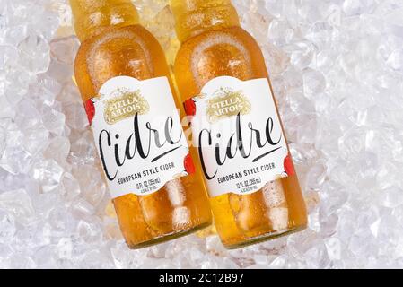 IRVINE, CALIFORNIE - 2 JUIN 2020 : gros plan de deux bouteilles de cidre Stella Artois, cidre de pomme dur de style européen, sur un lit de glace. Banque D'Images