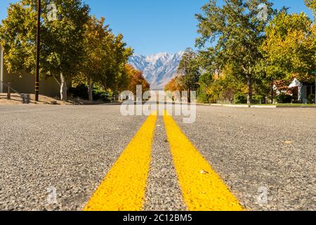 Vue sur une rue vide avec Black Mountain en arrière-plan à Independence, Californie, États-Unis Banque D'Images