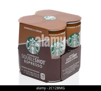 IRVINE, CALIFORNIE - 25 MAI 2020 : un paquet de 4 boîtes de boisson Starbucks DoubleShot Espresso Premium. Banque D'Images