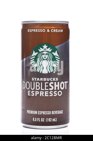 IRVINE, CALIFORNIE - 25 MAI 2020 : une boisson Starbucks DoubleShot Espresso Premium. Banque D'Images