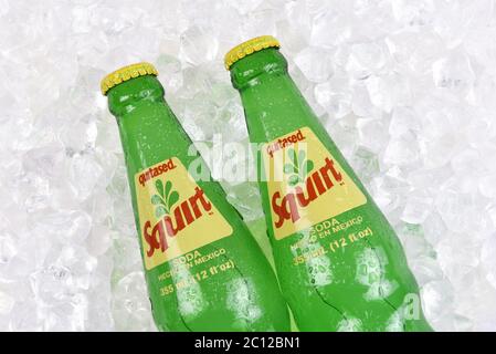 IRVINE, CALIFORNIE - 20 AVRIL 2020 : gros plan de deux bouteilles de boisson gazeuse Squirt aromatisée au citron dans un lit de glace. Fabriqué au Mexique. Banque D'Images