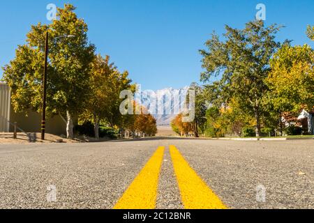 Vue sur une rue vide avec Black Mountain en arrière-plan à Independence, Californie, États-Unis Banque D'Images