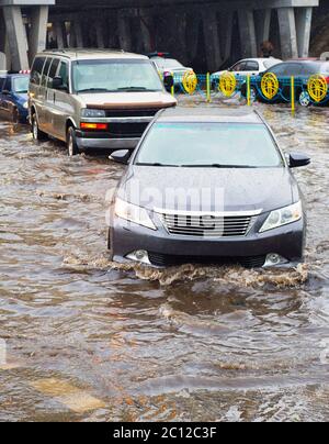 Voitures sur route inondée Banque D'Images