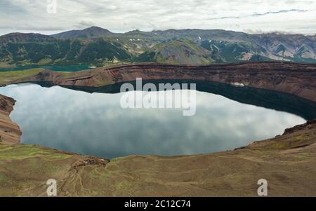 Lake dans le volcan Ksudach Caldera. Au sud du Parc Naturel du Kamtchatka. Banque D'Images