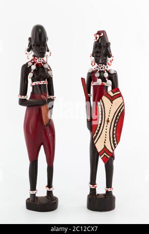 Quelques figuratif en bois d'un couple de Maasai sur fond blanc Banque D'Images