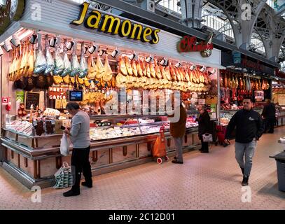 Étals vendant de la viande et des fromages au marché central de Valence, Espagne. Banque D'Images