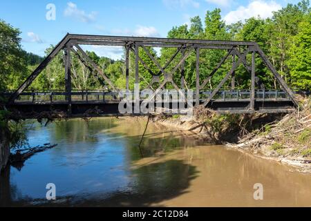 Pont ferroviaire, Tittakawassee R. Sanford, MI États-Unis. 6-11-2020, rupture de barrage et inondation survenue 5-20-2020, par James D Coppinger/Dembinsky photo Assoc Banque D'Images