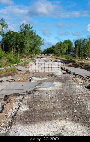 Barrage en terre près de Sanford, MI USA. 6-11-2020, la culasse originale du barrage et les inondations se sont produites 5-20-2020, par James D Coppinger/Dembinsky photo Assoc Banque D'Images