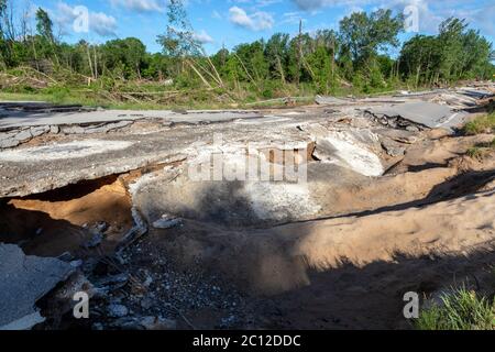 Barrage en terre près de Sanford, MI USA. 6-11-2020, la culasse originale du barrage et les inondations se sont produites 5-20-2020, par James D Coppinger/Dembinsky photo Assoc Banque D'Images