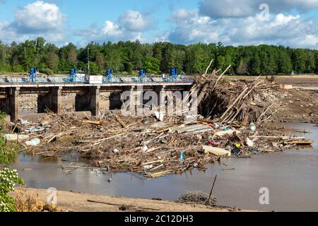 Barrage hydroélectrique endommagé, Sanford, MI États-Unis. Le 11 juin 2020, le barrage a été brisé et des inondations ont eu lieu le 20 mai 2020 par James D Coppinger/Dembinsky photo Assoc Banque D'Images