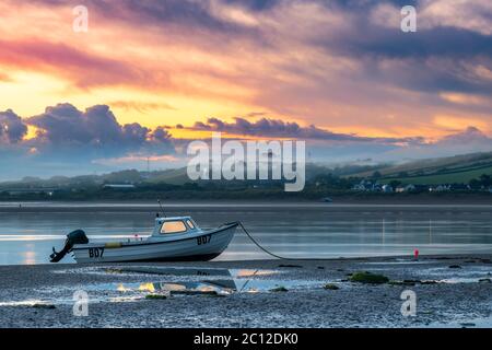 Après une nuit de pluie torrentielle, à l'aube, les nuages se brisent enfin comme un voile de brume s'écoule sur le village côtier d'Insow, dans le Nord du Devon. Banque D'Images