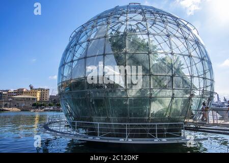 Gênes, Italie - 18 août 2019 : la Biosphère de Renzo Piano connue sous le nom de bulle à Porto Antico di Genova, région de Ligurie Banque D'Images