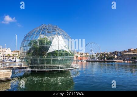 Gênes, Italie - 18 août 2019 : la Biosphère de Renzo Piano connue sous le nom de bulle à Porto Antico di Genova, région de Ligurie Banque D'Images