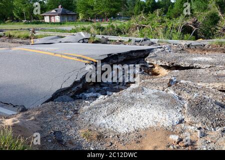 Barrage en terre près de Sanford, MI USA. 6-11-2020, la culasse originale du barrage et les inondations se sont produites 5-20-2020, par James D Coppinger/Dembinsky photo Assoc Banque D'Images