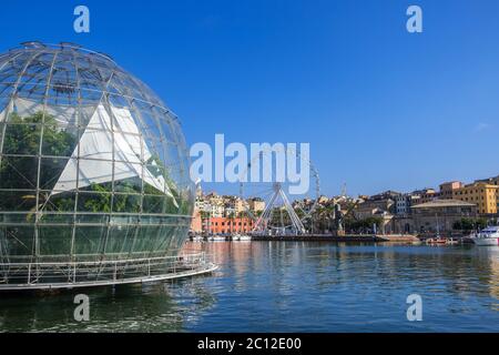 Gênes, Italie - 18 août 2019 : la Biosphère de Renzo Piano connue sous le nom de bulle à Porto Antico di Genova, région de Ligurie Banque D'Images