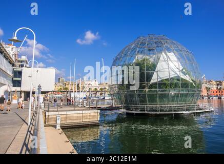 Gênes, Italie - 18 août 2019 : l'aquarium de Gênes, le plus grand d'Italie et la Biosfera de Renzo Piano connu sous le nom de bulle dans Porto Antico di Genova Banque D'Images