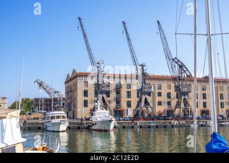 Gênes, Italie - 18 août 2019 : Porto Antico di Genova ou le Vieux Port de Gênes et le paysage urbain en arrière-plan Banque D'Images