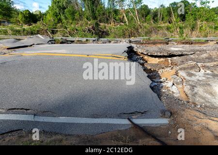 Barrage en terre près de Sanford, MI USA. 6-11-2020, la culasse originale du barrage et les inondations se sont produites 5-20-2020, par James D Coppinger/Dembinsky photo Assoc Banque D'Images