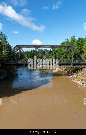 Pont ferroviaire, Tittakawassee R. Sanford, MI États-Unis. 6-11-2020, rupture de barrage et inondation survenue 5-20-2020, par James D Coppinger/Dembinsky photo Assoc Banque D'Images