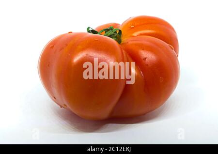 Tomate raf rouge sur fond blanc légume frais. Une alimentation saine Banque D'Images