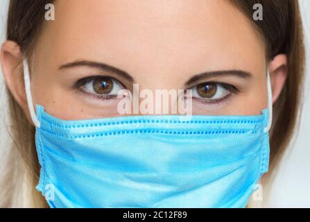 Portrait en gros plan de la jeune femme médecin ou infirmière portant un masque de protection médicale Banque D'Images