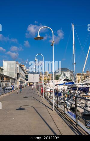 Gênes, Italie - 18 août 2019 : l'aquarium de Gênes, le plus grand d'Italie et la Biosfera de Renzo Piano connu sous le nom de bulle dans Porto Antico di Genova Banque D'Images