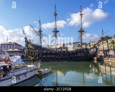 Gênes, Italie - 18 août 2019 : le galléon Neptune est une réplique d'un galléon espagnol du XVIIe siècle dans le vieux port de Gênes, en Italie Banque D'Images