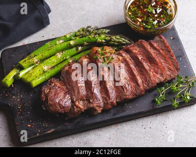 steak haché de bœuf rôti juteux, mouton aux asperges, gros plan, sauce Banque D'Images