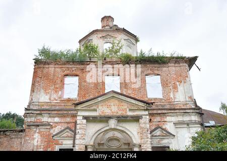 L'église détruite de Saint-Nicolas dans le village de Priluki. Banque D'Images