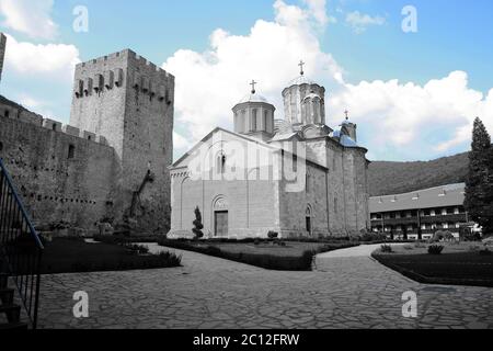 Monastère orthodoxe serbe Manasija près de Despotovac en noir et blanc Banque D'Images