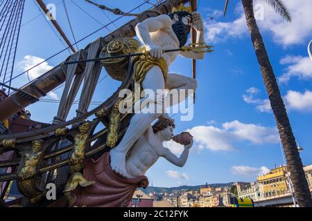 Gênes, Italie - 18 août 2019 : le galléon Neptune est une réplique d'un galléon espagnol du XVIIe siècle dans le vieux port de Gênes, en Italie Banque D'Images