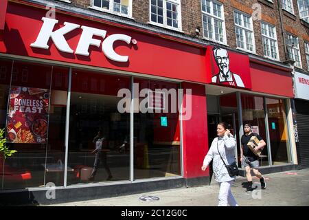 Londres, Royaume-Uni. 13 juin 2020. Une succursale de KFC à Londres. Crédit: Dinendra Haria/SOPA Images/ZUMA Wire/Alay Live News Banque D'Images