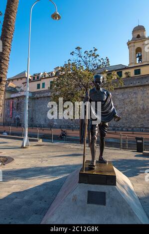 Gênes, Italie - 18 août 2019 : statue de bronze du Mahatma Gandhi dans la Promenade de Porto Antico à Gênes, région de Ligurie, Italie Banque D'Images