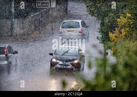 Chippenham, Wiltshire, Royaume-Uni. 13 juin 2020. Les pilotes sont photographiés bravant de fortes pluies à Chippenham ce soir, tandis que de fortes averses orageux font leur chemin dans le sud de l'Angleterre. Credit: Lynchpics/Alay Live News Banque D'Images