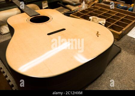 Guitares et ukeleles en production à l'usine de guitares Yairi à Kani City, Japon Banque D'Images