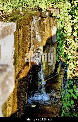 L'eau coule le long d'un mur sale Banque D'Images