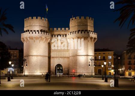 Les tours Serrano illuminent la nuit une des portes de la ville médiévale d'origine, Valence, Espagne. Banque D'Images