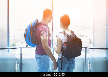 Couple de voyageurs amoureux des sacs à dos à l'intérieur Banque D'Images