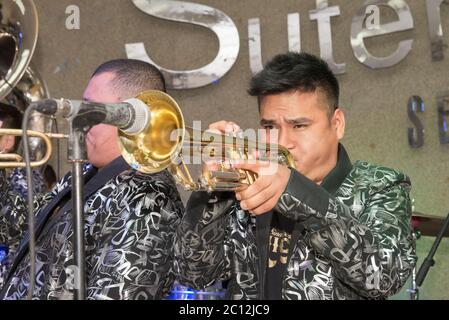 Un musicien jouant dans un groupe pour une partie traditionnelle mexicaine quinceañera Banque D'Images