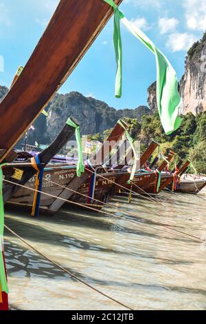 Ligne de bateaux à longue queue garés sur une plage de Krabi Thaïlande Asie Banque D'Images