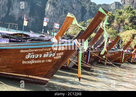 Ligne de bateaux à longue queue garés sur une plage de Krabi en Thaïlande Banque D'Images