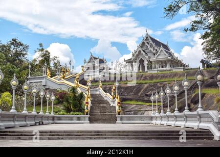 Escalier menant au magnifique temple blanc Wat Kaew Korewaram dans la ville de Krabi en Thaïlande Banque D'Images