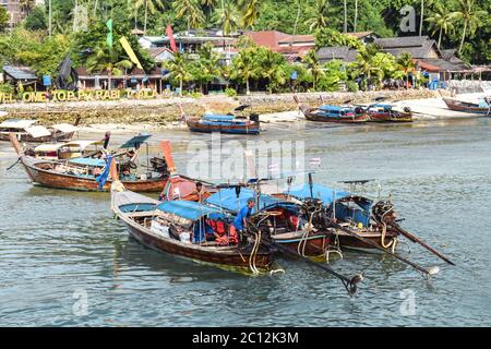 Pêcheur thaïlandais préparant leurs bateaux à longue queue à Krabi Koh Pi en Thaïlande Banque D'Images