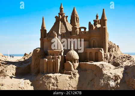 Château de sable détaillé sur la plage de Valence, Espagne. Banque D'Images