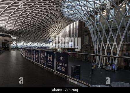 Une gare internationale de Kings Cross, près de la ville vide de Londres, pendant le confinement. Banque D'Images