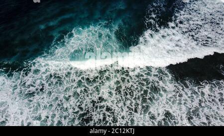 Vue aérienne sur les vagues qui s'écrasant, eaux vert foncé. Banque D'Images